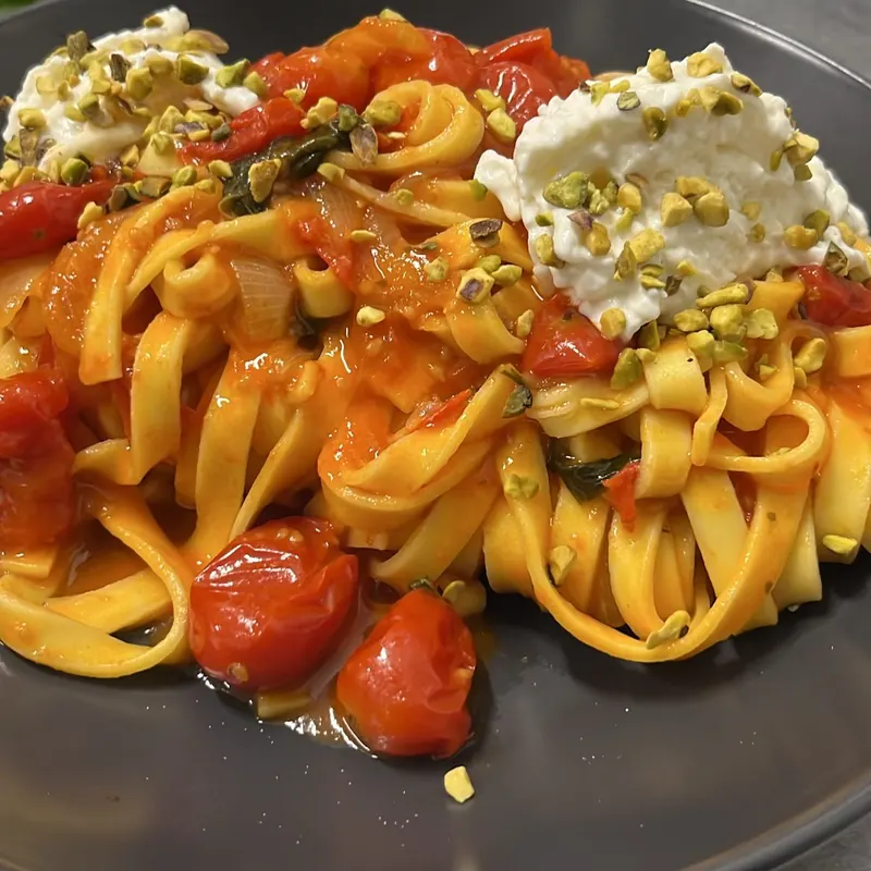 Tagliatelle con datterini, stracciatella e pistacchi